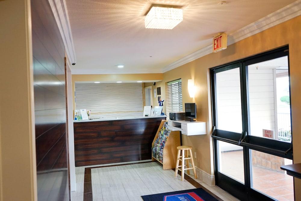 Howard Johnson By Wyndham Salinas Exterior foto