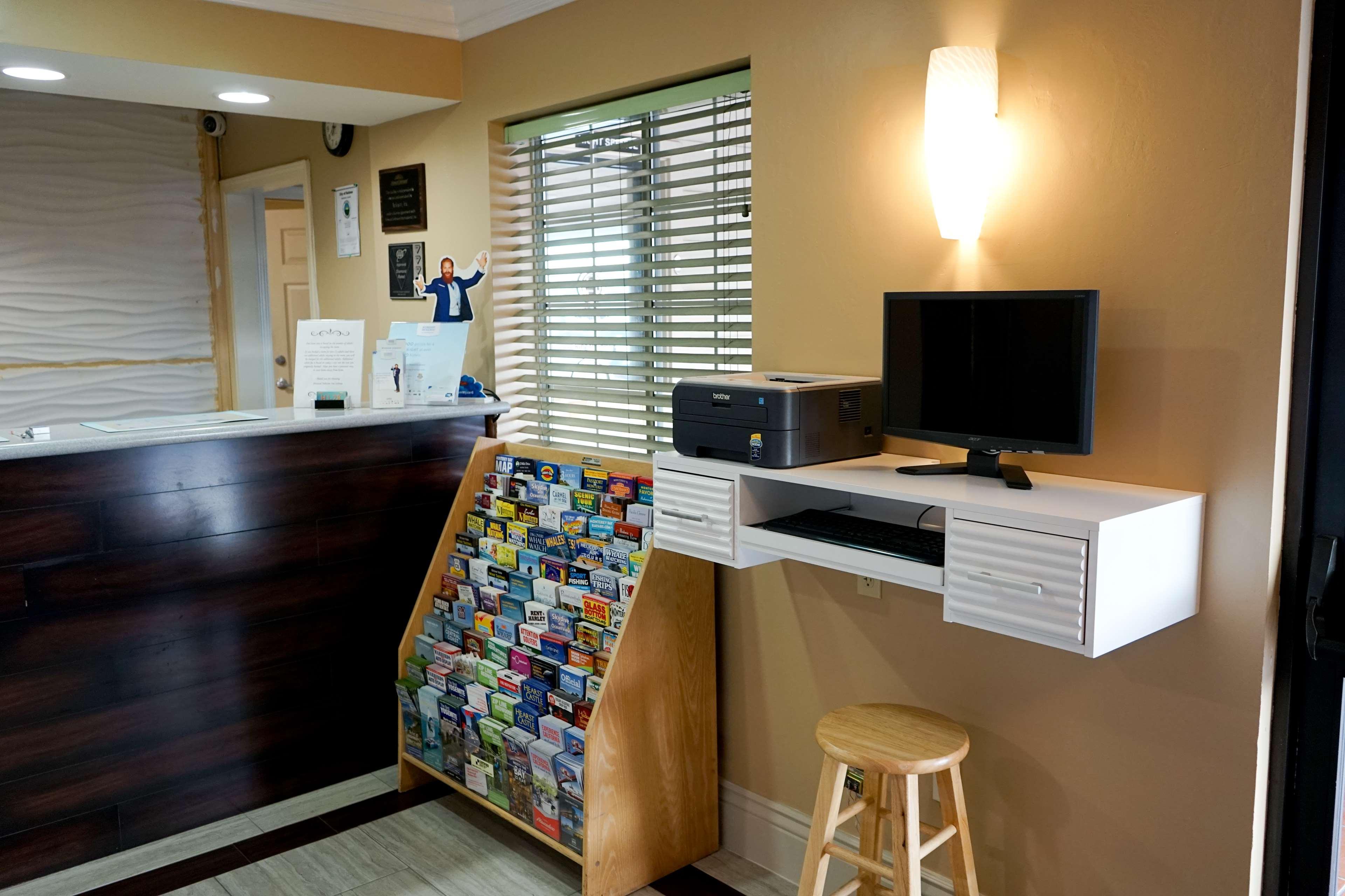 Howard Johnson By Wyndham Salinas Exterior foto